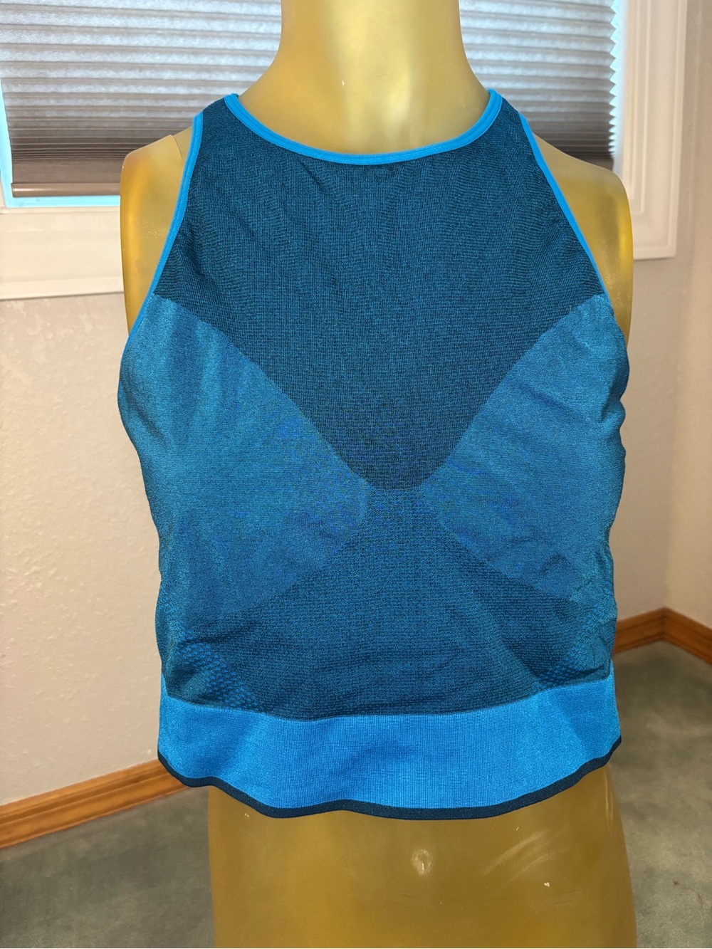 Lululemon Blue Seamless High-Neck Crop Tank Top. Size 12.